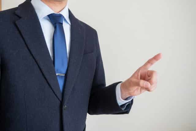 指差ししてるビジネスマンの男性