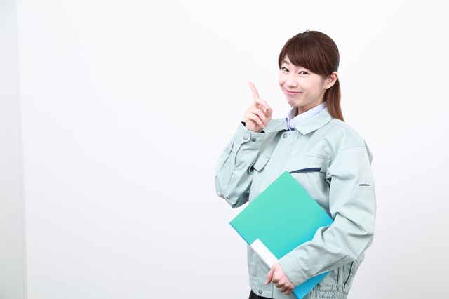 定額プランを教えてくれる人差し指ろ立てている女性