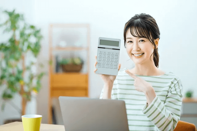 電卓を指さししている女性