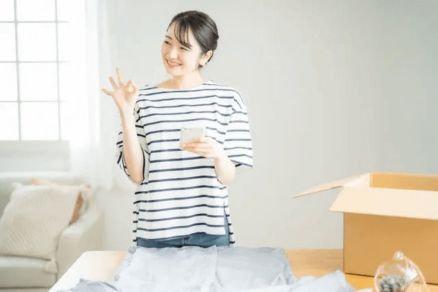 ＯＫサインをしている女性