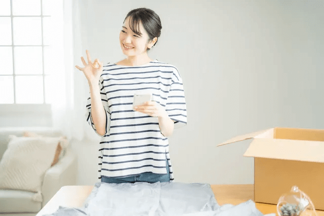 ＯＫサインをしている女性