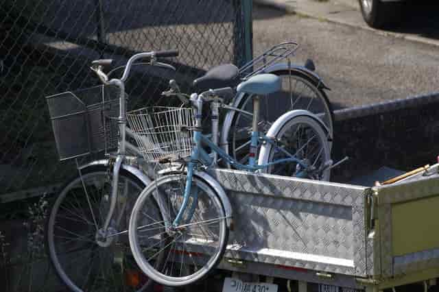 運搬中の処分される自転車