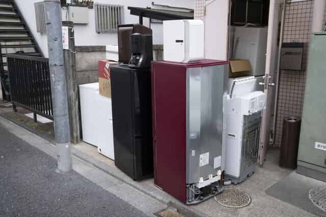 外にある冷蔵庫と粗大ゴミ