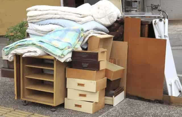 大量の布団と家具類