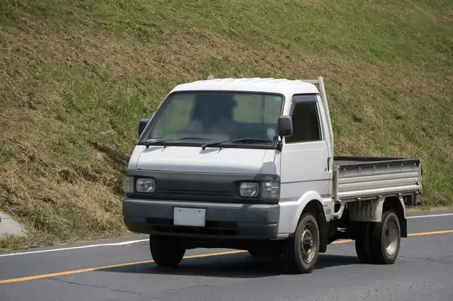 走行中の軽トラック