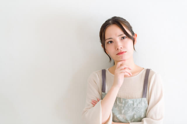 悩む女性