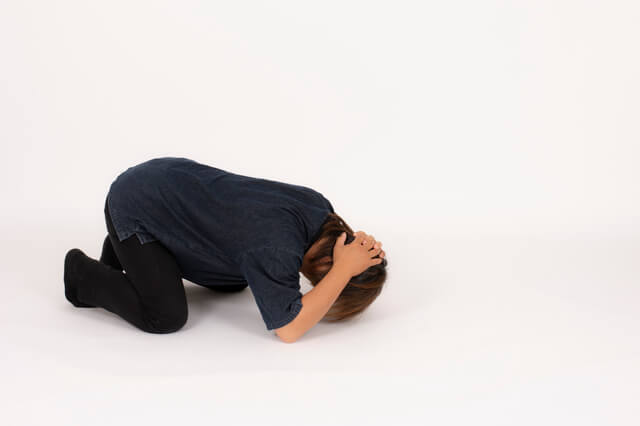 挫折してる男性