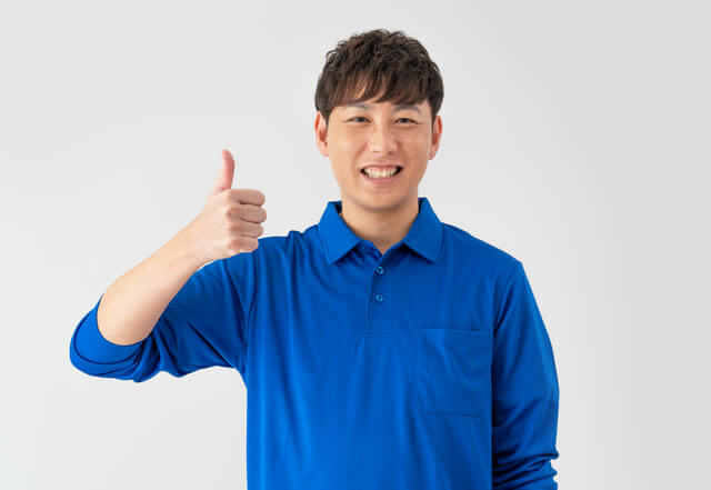 親指を立てている業者の男性