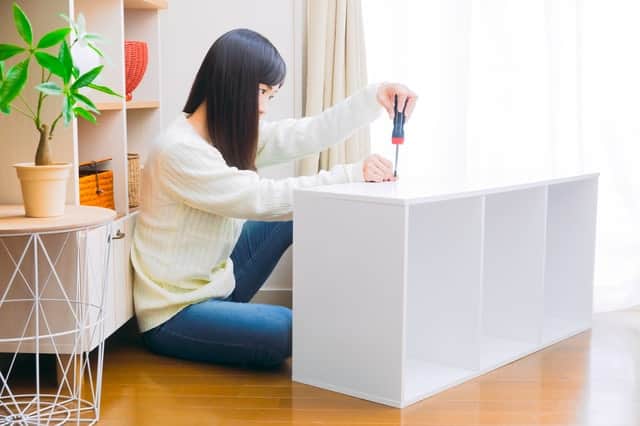カラーボックスを分解する女性