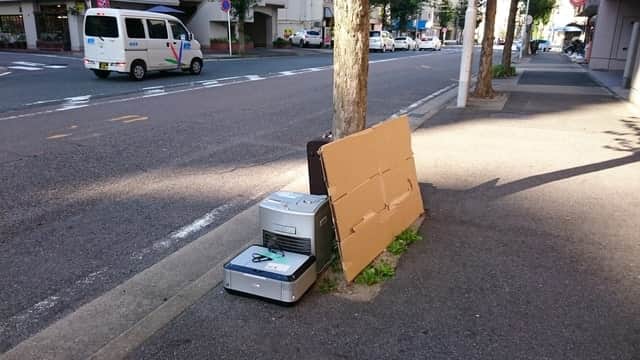 プリンターが捨てられている画像