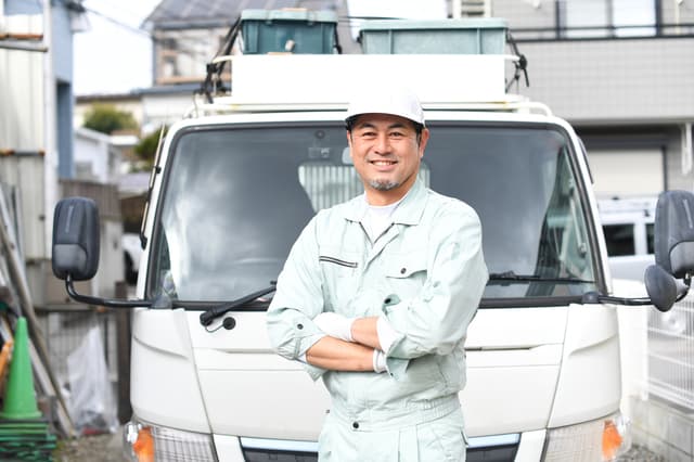 トラックの前の業者の男性