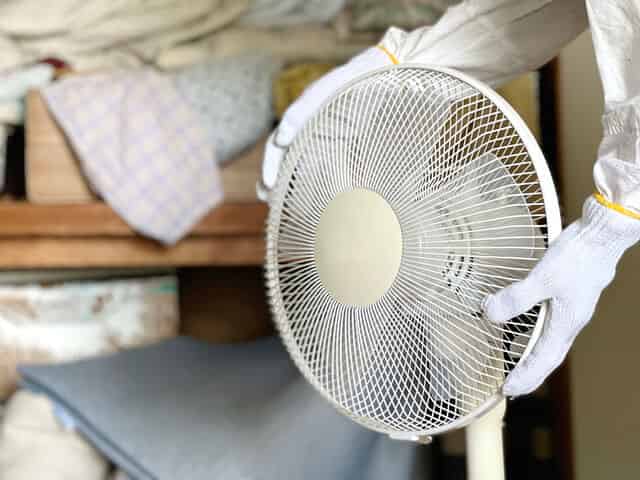 扇風機を運んでる様子