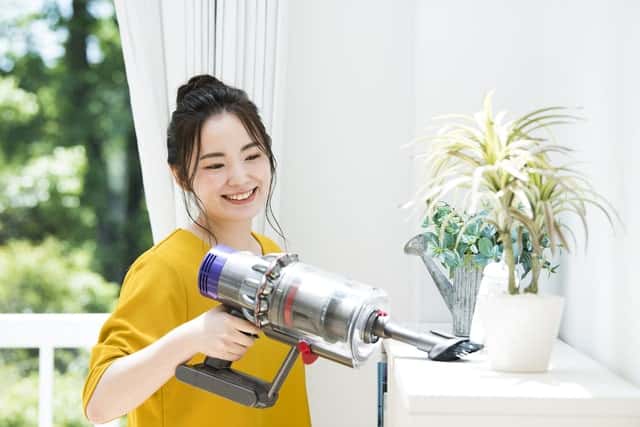 掃除機で掃除をしてる女性