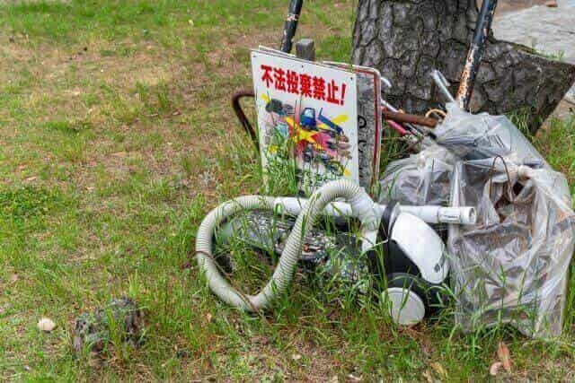 不法投棄された掃除機