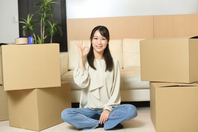 OKサインをしている断捨離中の女性