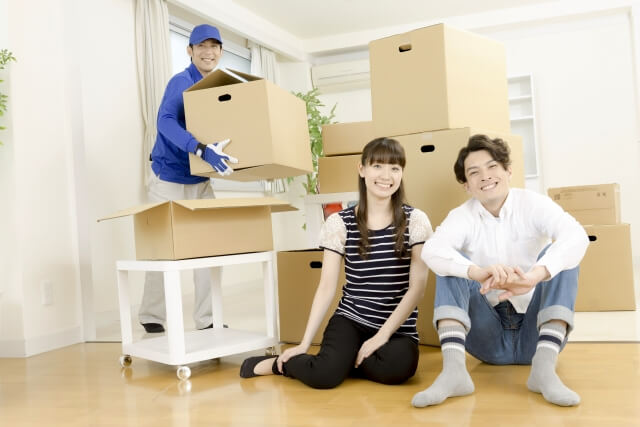 断捨離中のカップルと作業員