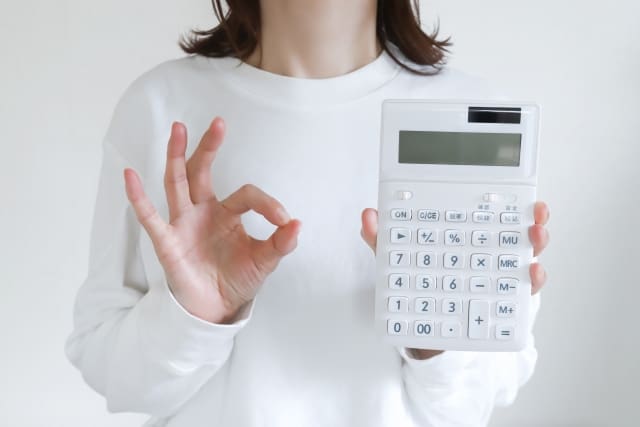 電卓を持った女性