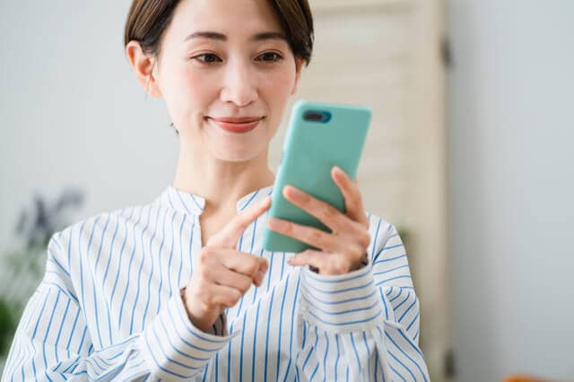 スマホを操作する女性
