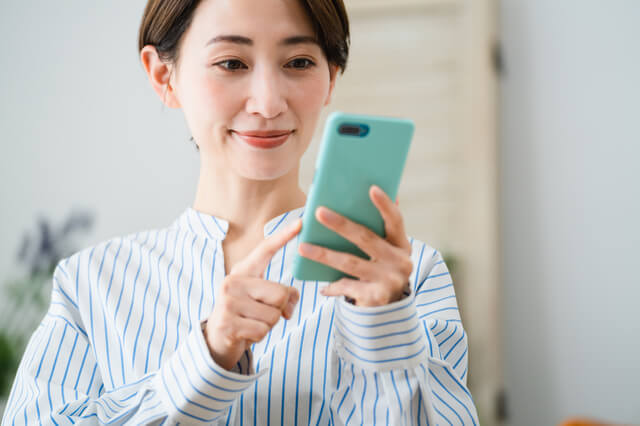 スマホを操作する女性