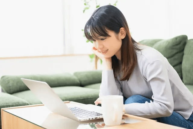 パソコンを眺めてる女性