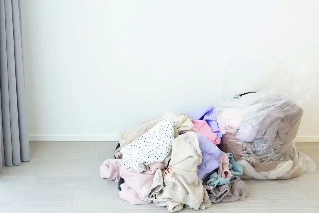 洋服の山の断捨離イメージ