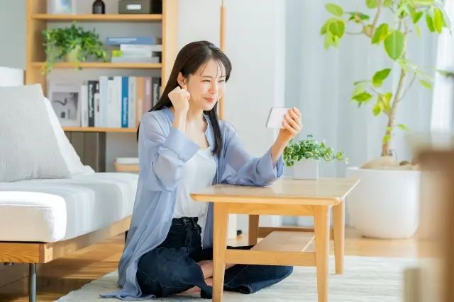 ソファの前でくつろぐ若い女性