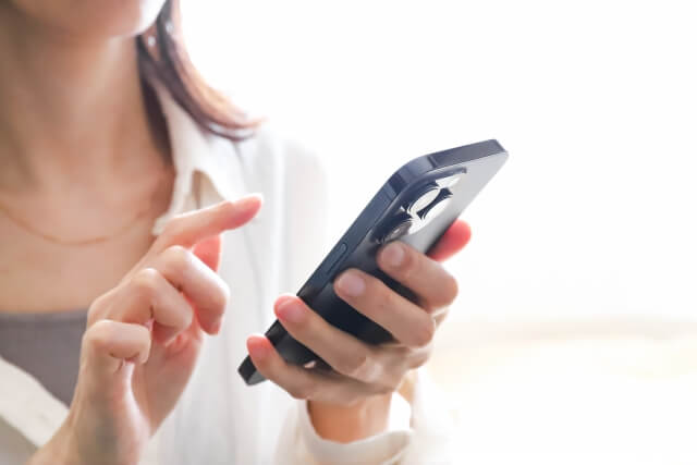 スマホを使う女性