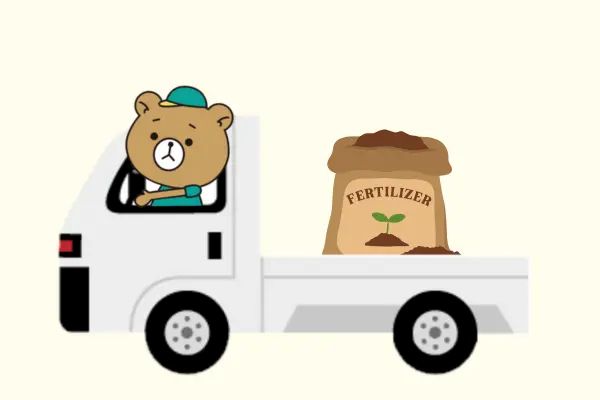 土をトラックで運んでるクマ