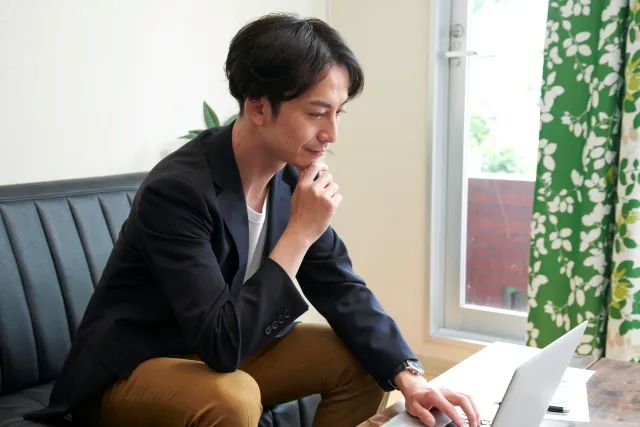パソコンを操作してる男性