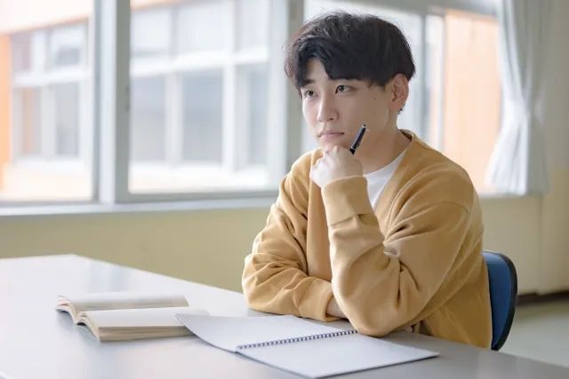 勉強中の男性