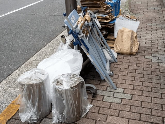 歩道に放置された粗大ごみ