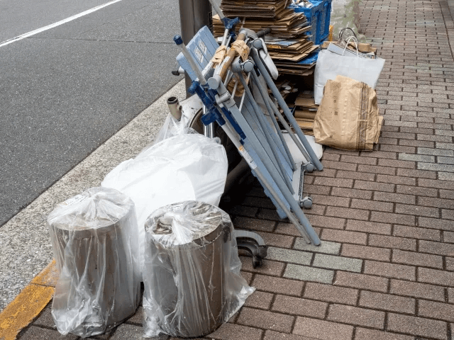 歩道に放置された粗大ごみ