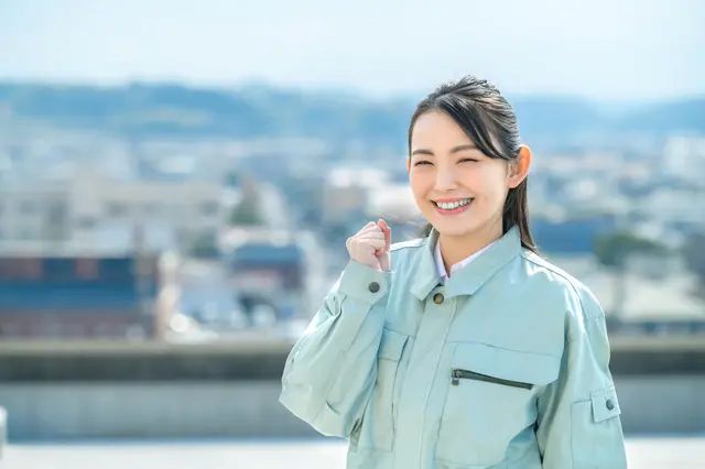 笑顔の業者の女の子