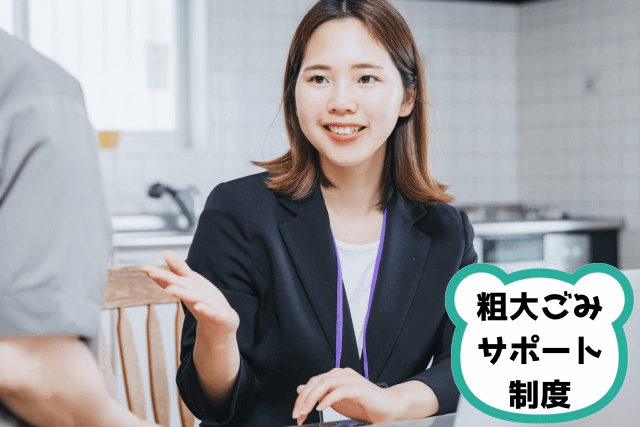 お客様と対談するビジネスウーマン　