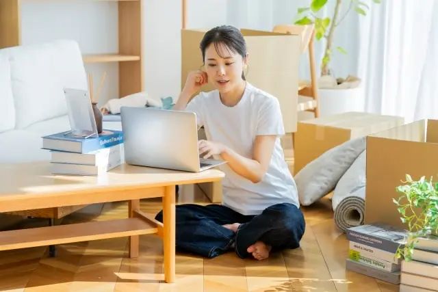 荷造りする若い女性