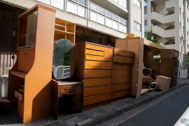 外に置いてある大量の粗大ゴミ