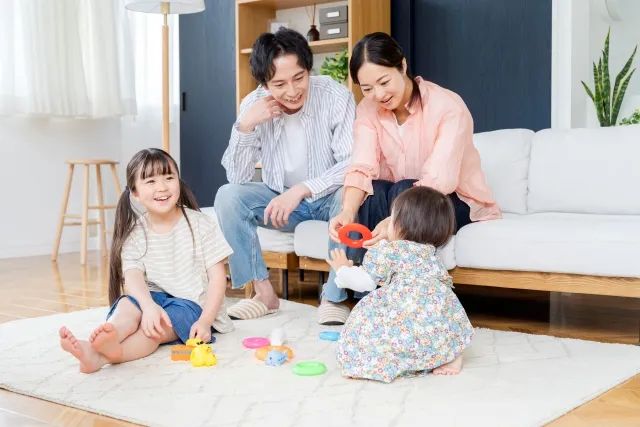 リビングでくつろぐ家族