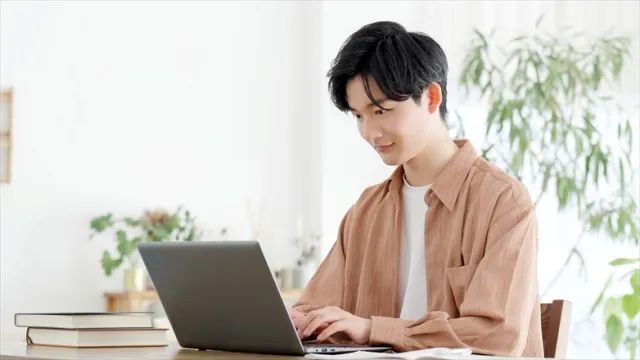 パソコンを操作している男性