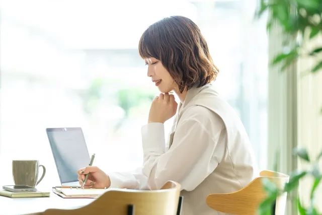 パソコンに向かっている女性
