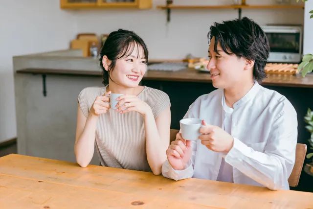 テーブルでくつろぐカップル