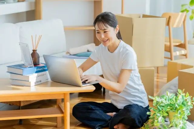パソコンを操作してる女性
