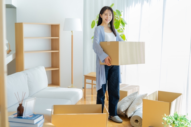 荷造りする若い女性