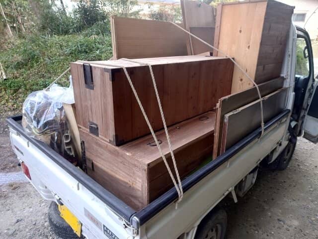 古い家具を積んでる軽トラ