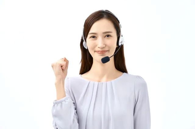 ガッツポーズをするオペレーターの女性