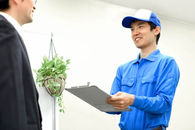 打ち合わせをする作業員