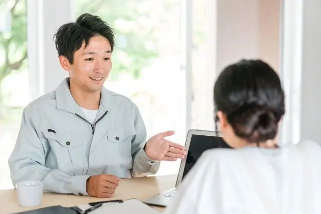 作業着姿の男性
