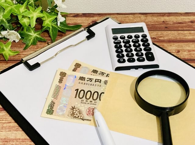査定・電卓・虫眼鏡・お金