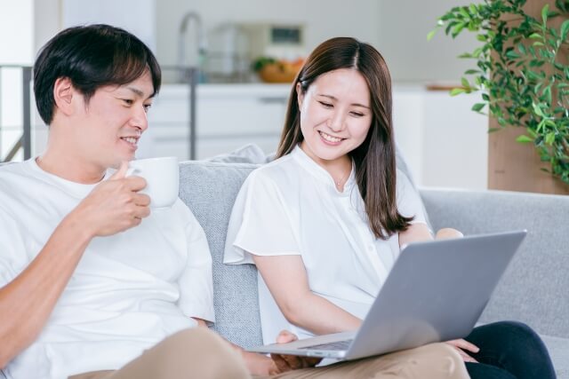 パソコンを使う若い男女