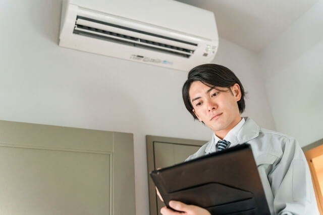 エアコン・空調設備のチェックをする男性