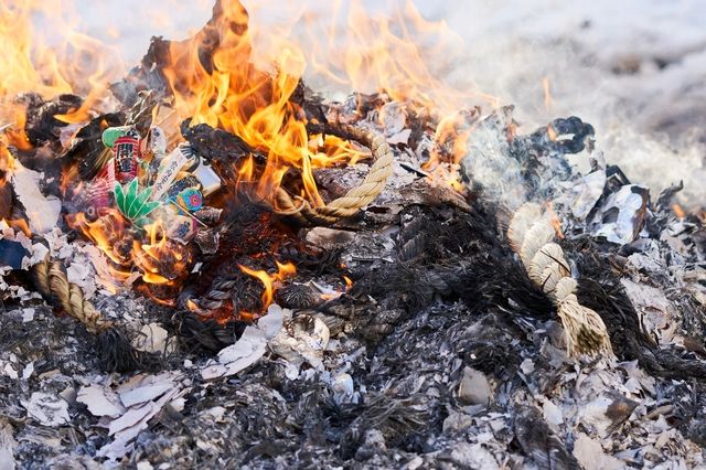 神社やお寺でお焚き上げ処分してもらう